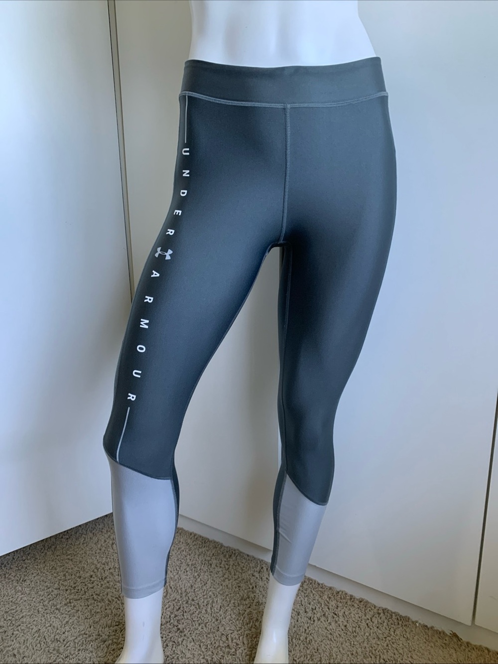 Under Armour Heatgear size medium gray 7/8 compression leggings